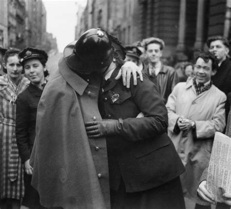 Vintage Black And White Photos About Love During Wartime (60 pics ...