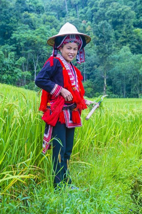 Minor A Tnica Roja De Dao En Vietnam Fotograf A Editorial Imagen De