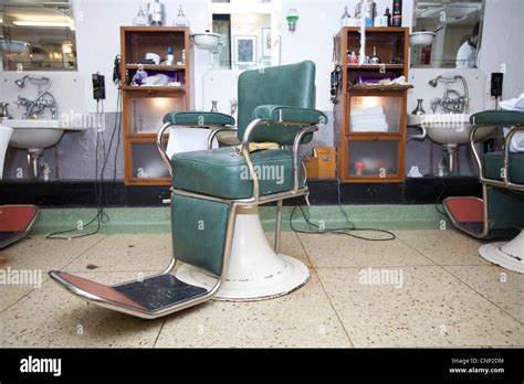 A Vintage Barbers Chair In Barber Shop In Dublin Stock Photo Alamy