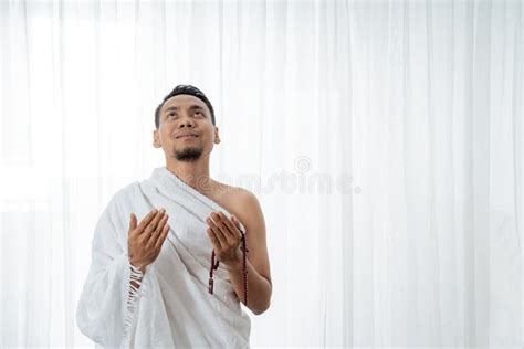 Hombre Musulmán Que Ruega En La Ropa Tradicional Blanca Foto de archivo