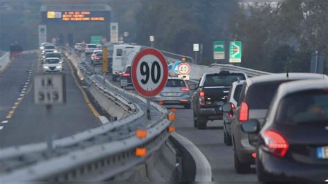 Liguria Incidente In Autofiori Code Fino A Km Tra Albenga E Finale