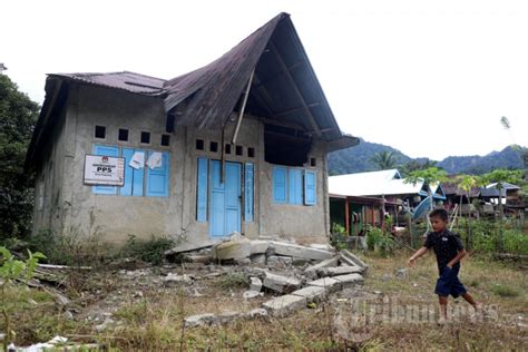 Gempa Mamuju Rumah Dinas Dan Kantor Desa Kopeang Rusak Parah Foto