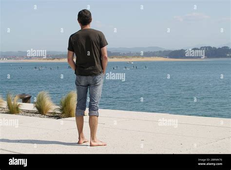 Mann Der An Der K Ste In Santander Mit Dem Berg Oriental Und Dunas Del