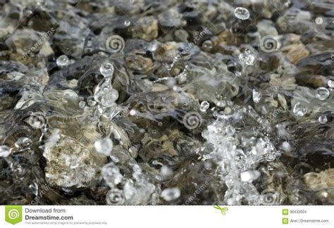 Goccioline Di Acqua Che Cadono Nel Piccolo Stagno Di Acqua Che Copre Le