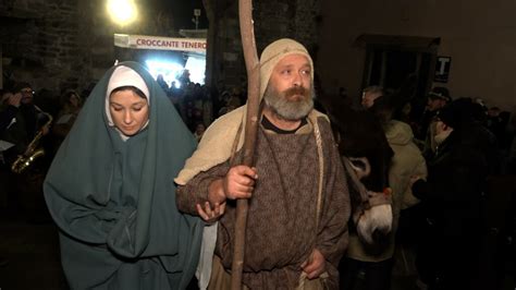 Da Tutta La Valle Del Serchio In Migliaia A Barga Per Il Presepe