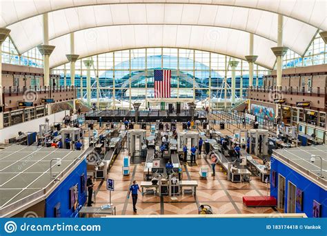 Aeropuerto Internacional De Denver En Verano Foto De Archivo Editorial