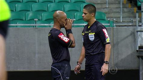 Árbitro de Bahia e Coritiba volta atrás de decisão e gera polêmica