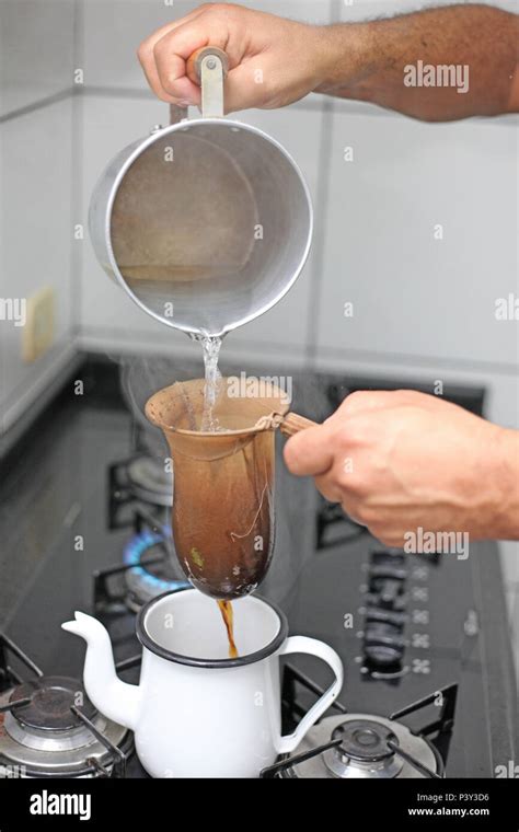 Preparo de café em coador de pano Stock Photo Alamy