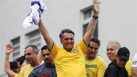 Jair Bolsonaro Se Da Su Primer Ba O De Masas Desde El Intento De Golpe