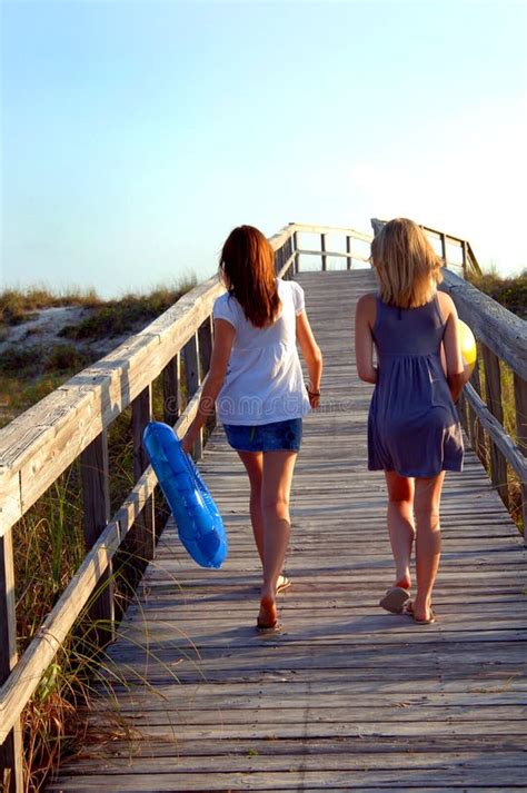 Meninas Adolescentes Na Praia Imagem De Stock Imagem De Costa