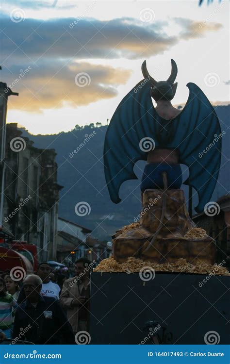 El Incendio De La Diabólica Celebración Guatemalteca De La Temporada De