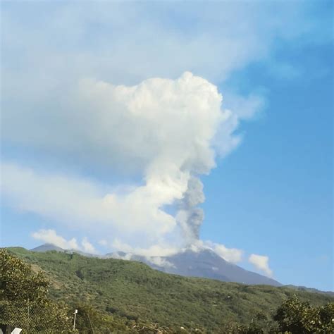 Etna Oggi Nuovo Parossismo Forti Boati E Fontana Di Lava Al Cratere