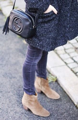 Comment Porter Un Jean Skinny Gris Avec Des Bottines En Daim Marron