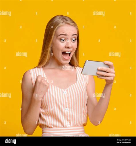 Beautiful Blonde Girl Scream Banque De Photographies Et Dimages Haute R Solution Alamy