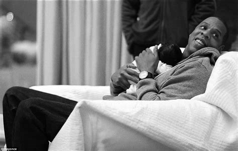 Pregnant Beyonce Naked To Expose Her Baby Bump Daily Mail Online