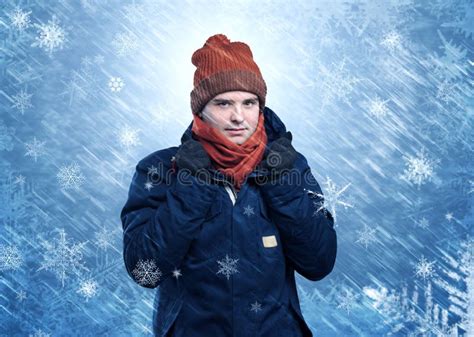 Muchacho Que Congela En Ropa Caliente Y Concepto Que Nieva Foto De