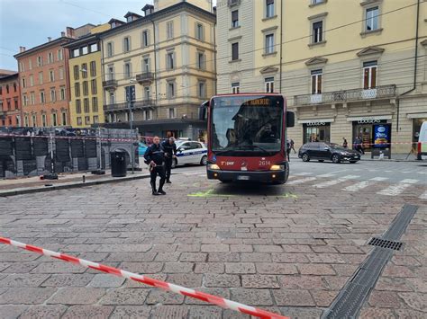 Incidente A Bologna Pedone Investito Da Un Bus In Via Rizzoli