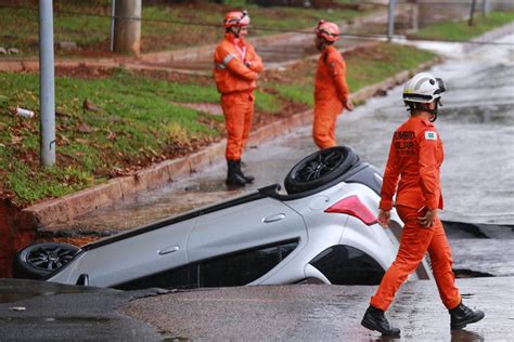 Carro Dentro De Cratera Infiltra O De Gua Provocou Eros O Diz Gdf