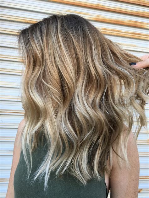 Balayage Layers Mittellange Choppy Blonde Frisuren Mode Medium Hair