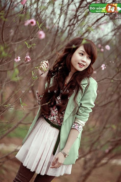 Ngắm các hot girl xinh lung linh pose ảnh bên hoa đào