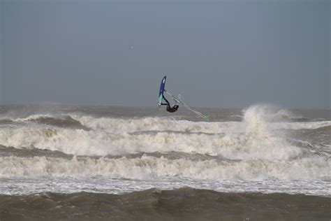 Images Gratuites homme plage mer côte océan vague saut Surfeur