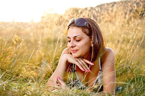 Premium Photo Beautiful Woman Lying In Grass