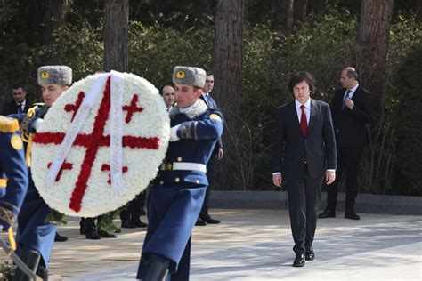 Georgian PM Lays Wreath At Heydar Aliyev S Grave 1TV