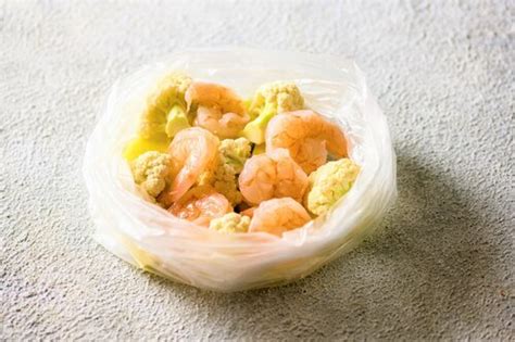 【夏休みはレンチンで何とかする！】料理未経験の男子でもカンタン！切って、詰めて、チンするだけエビとじゃがいもとカリフラワーの「エビチリ風丼