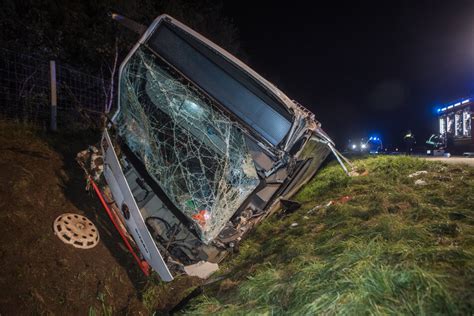 Unfall A1 HVV Bus Landet Im Graben Fahrer Wird Schwer Verletzt