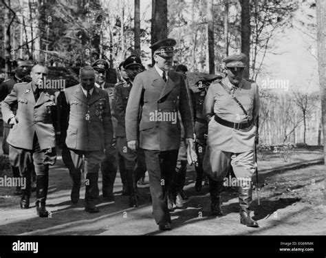 Adolf Hitler Et Hermann Goering à Marcher En Groupe L R Martin