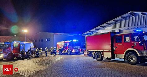 In Ebersdorf Feuerwehr Im Einsatz Zimmer In Einem Gewerbebetrieb