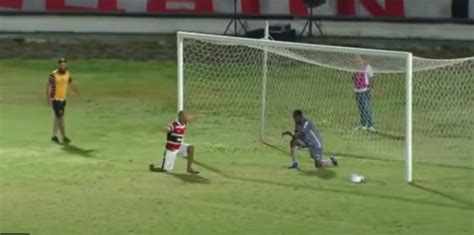 No aguantó otra derrota hincha de fútbol entró a la cancha y le mostró