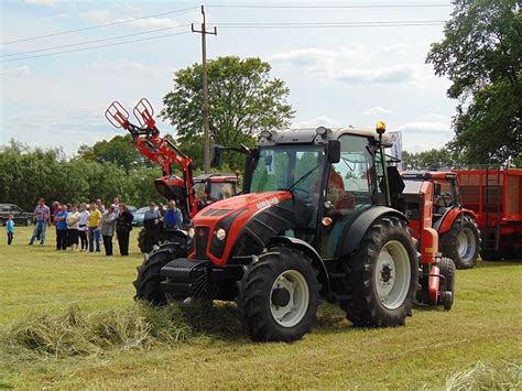 Tractoare Noi URSUS Dotate Cu Motoare Perkins Tractoare Masini