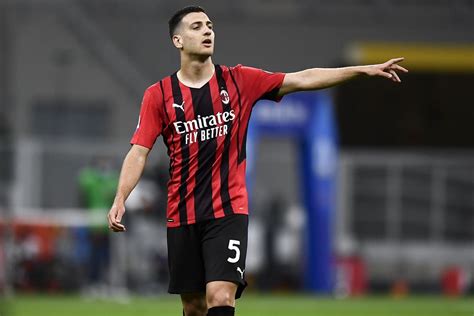 Ac Milan Playing Waiting Game To Secure Manchester United Right Back On