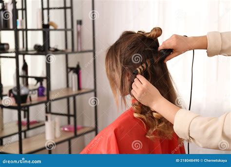 Styliste Travaillant Avec Le Client Dans Le Salon De Coiffure Photo