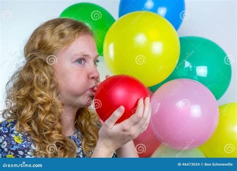 Muchacha Que Sopla Inflando El Globo Coloreado Foto De Archivo Imagen