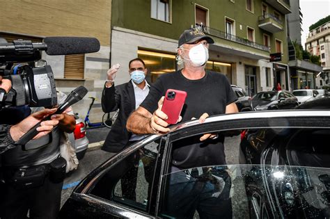 Flavio Briatore Dimesso Dal San Raffaele L Arrivo A Casa Santanch Per