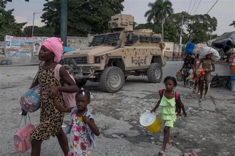 Miles De Desplazados En Puerto Príncipe A Causa De La Violencia De Las