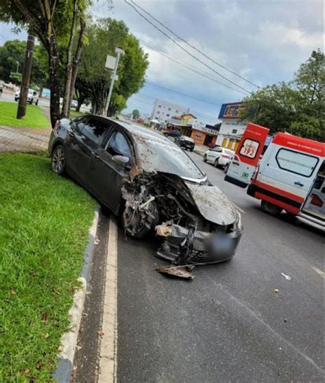 Motorista E Passageira Ficam Feridos Após Carro Bater Em Contêiner De Entulho Em Boa Vista