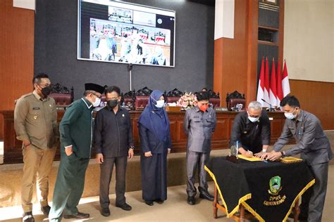 Rapat Paripurna Penandatanganan Nota Kesepakatan Perubahan Kebijakan