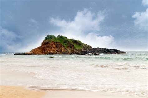 Playa Mirissa Sri Lanka De Mirissa De La Roca Del Loro Imagen De