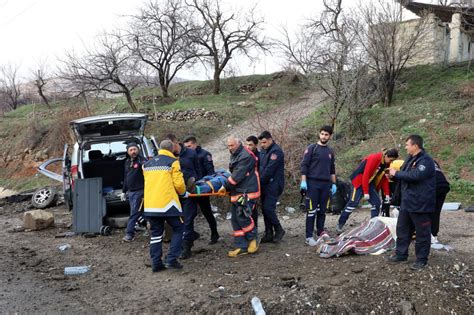 Kamyonet beton menfeze çarptı 2 ölü 3 yaralı Haber 7 GÜNCEL