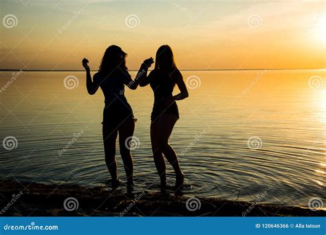 Deux Belles Filles Dansent Tenant Des Mains Sur La Plage Au Su Photo Stock Image Du Rapports