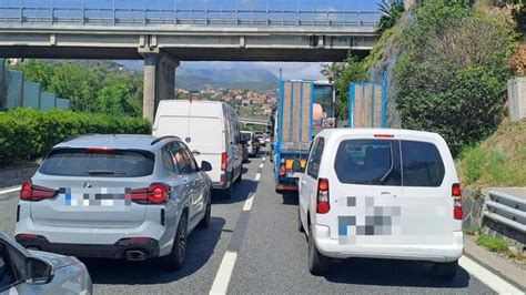 Autostrade In Liguria Cantieri E Incidenti Giornata Di Code E Disagi