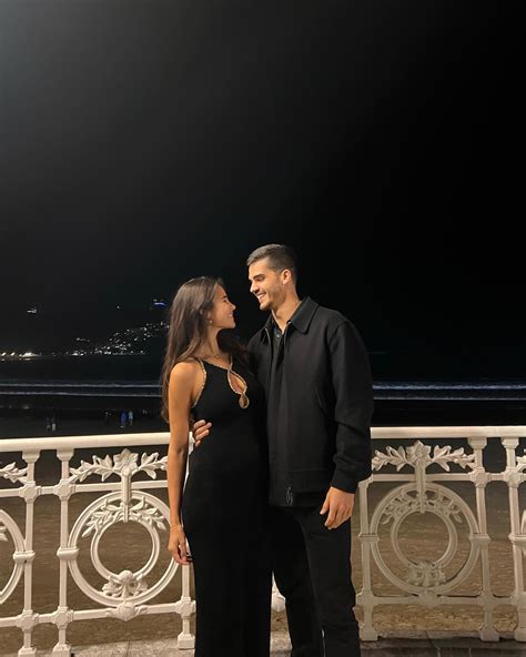 Estrela do futebol português vai casar. Veja 10 imagens apaixonadas de