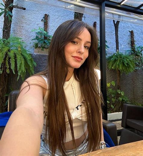 Larissa Manoela ganha elogios após postar série de selfies Deusa