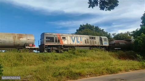 Trem Tanqueiro Locotrol De Combust Vel Vazio Em Forma O Elefante Em