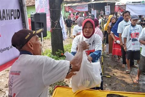 Bantu Warga Relawan Ganjar Mahfud Gelar Bazar Murah Di Kampung Buruh