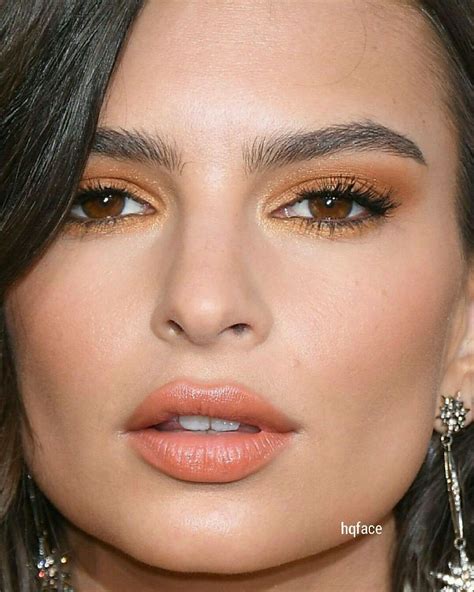 Emily Ratajkowskis Face Close Up Of Emrata At The 2017 Golden Globe