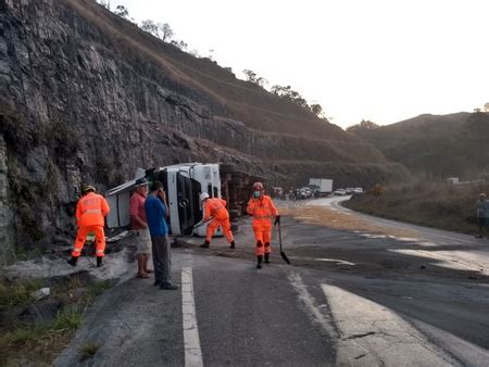 Carreta Tomba E Derrama Carga De Leo De Soja Na Pista Fato Real